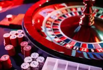 European roulette wheel layout with 37 pockets displayed on wins77 live-dealer table